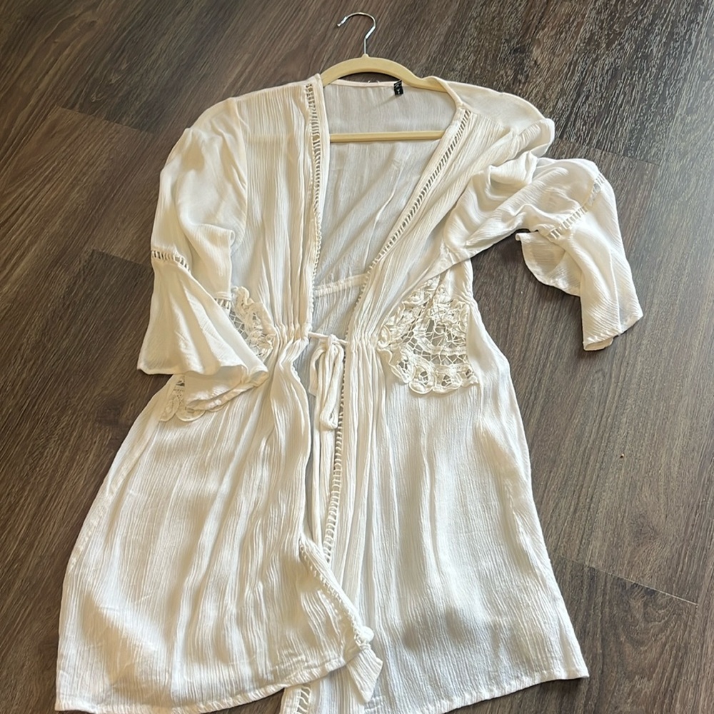 Raviya. Size medium. White cover up.